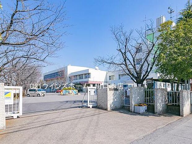川口市立在家小学校まで620m