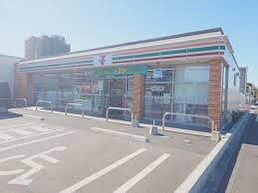 セブンイレブン新田駅西口店まで389m