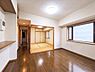 リビング/ダイニング：室内を白×茶でまとめた住み手の感性が映えるシンプルモダンなLDK。隣接した和室を開放すれば広々とした空間に早変わりします！「和」と「洋」の両方を楽しめる間取りです。※CGで家財道具を消しています