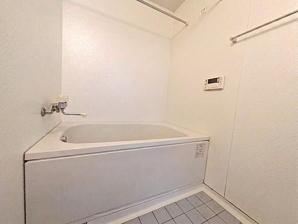 バスルームは身体を洗うためだけの場所ではなく一日の疲れを癒すくつろぎの場所です。追い焚き機能搭載のユニットバスで最後に入る方にも快適なバスタイムをご提供します！※CGで洗面用具を消しています