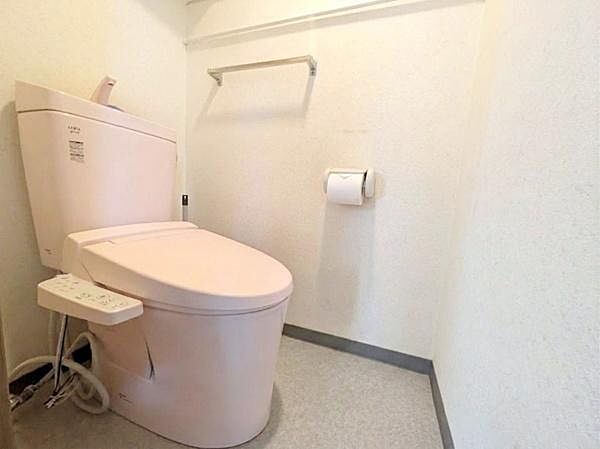 トイレは温水洗浄機能搭載なので、ボタン一つで心地良い温水での素早い洗浄が可能です！清潔に気持ち良くお使いいただけます！暖房便座で寒い日もあたたかです。※CGで家財道具を消しています