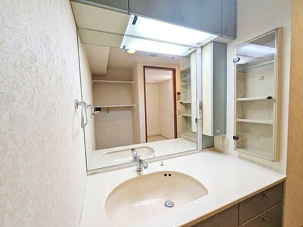 使い勝手のよいワイドミラーの洗面化粧台。豊富なキャビネットですっきりとした洗面回りを実現します！洗面ボウルのサイドには広めのドライエリアがあり石鹸などを置いておけますよ！※CGで洗面用具を消しています
