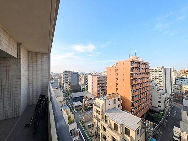 10階のお部屋なのでバルコニーからの見晴らしも良く、開放的な景色が楽しめます！お部屋の中が通行人などの目に触れにくく、プライバシーが守られるので防犯面でも安全性が高いのが嬉しいですね。