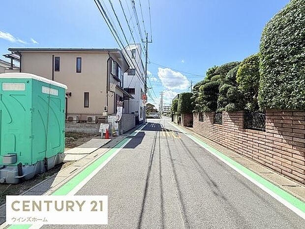 車通りの少ない閑静な住宅地。前面道路北側6mで駐車も楽々。