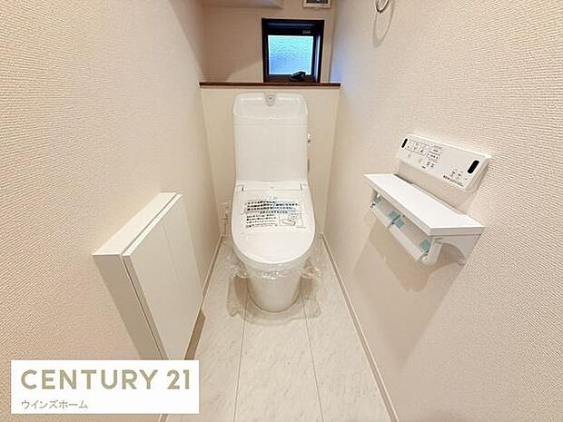 トイレは1・2階に設置されており、温水洗浄便座付きの清潔なトイレ。窓付きで換気ができます。