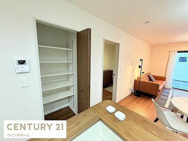 キッチンにはパントリー収納が設置されております!調理家電や食器、常温での保存が可能な食糧などの収納に役立ちます。