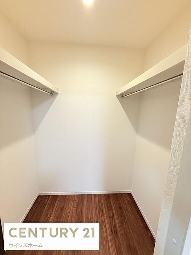 ゆとりあるウォークインクローゼットを採用。衣類やバッグ、季節用品まで収納でき、お部屋をすっきり保てます。