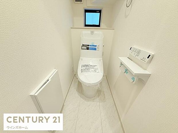 トイレは1・2階に設置されており、温水洗浄便座付きの清潔なトイレ。窓付きで換気ができます。