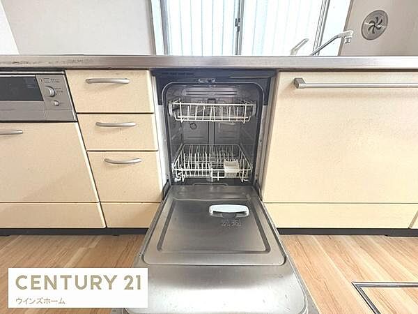 食器洗い乾燥機付きのシステムキッチンを新設。家事の時短を叶え、忙しい毎日にゆとりをもたらします。