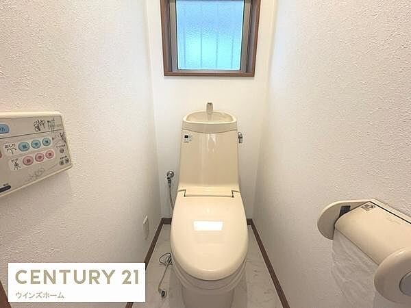 トイレは1・2階に設置されており、温水洗浄便座付きの清潔なトイレ。窓付きで換気ができます。