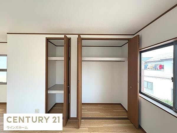 収納が設置されています！荷物を置く場所が確保されるのでお部屋の整理整頓もしやすくなり、快適な空間をつくりあげます！