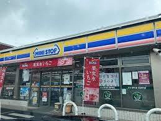 ミニストップ草加青柳2丁目店まで290m