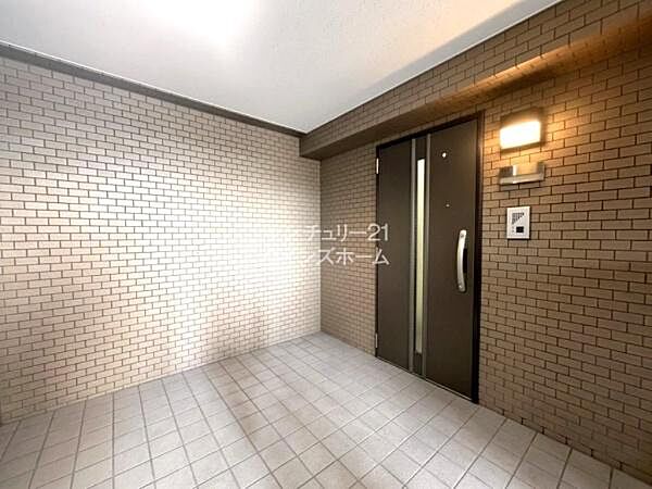 玄関前には広々とした専用ポーチ付き！玄関と共用廊下の間にスペースが設けられるので、プライバシーが守られやすくなります！特別感を感じられる角部屋の魅力ですね。