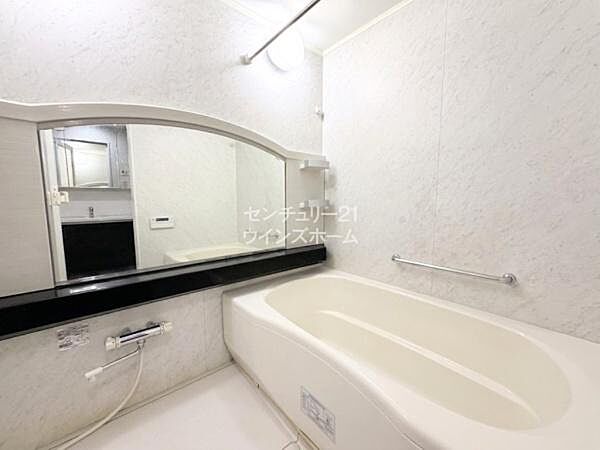 お風呂は一日の疲れを癒すくつろぎの場所です。追い焚き機能付きなので最後に入る方にも快適なバスタイムをご提供します！さらに暖房乾燥機付きで雨の日は衣類乾燥室としても大活躍ｆ！