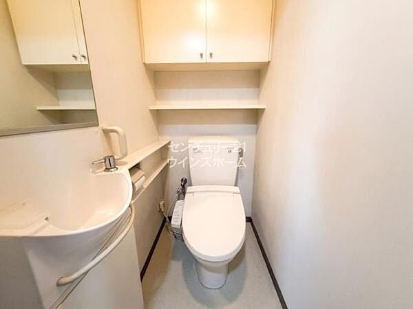トイレは温水洗浄機能付きなのでボタン一つで心地良い温水での素早い洗浄が可能です！手洗い器があるのですぐに手を洗えて衛生的。予備のトイレットペーパーや掃除用洗剤などを置いておける収納棚付きです！