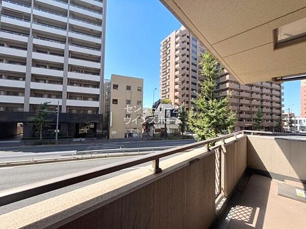 バルコニーは全部で4面あるので洗濯物やお布団がたくさん干せそうです！一日に何度も洗濯機を回すというご家庭にも嬉しいですね。