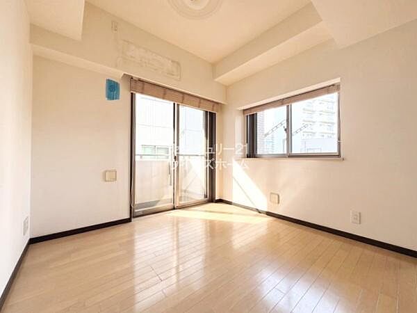 室内を白×茶でまとめた住み手の感性が映えるシンプルモダンな洋室。すべてのお部屋がバルコニーに面しているので風通しもしっかり確保できます！