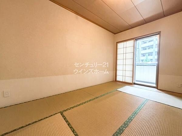 心がホッと落ち着く和室もあります。床が柔らかいので小さいお子様のプレイルームや、ご両親が泊まりに来た時の客間としてなど、様々な用途で使える万能なお部屋です！
