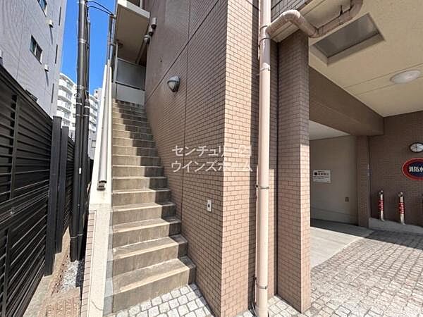 1階のエントランス以外にも外階段からお部屋への出入りが可能！マンションのセキュリティと戸建ての利便性を両立した2WAY玄関です！