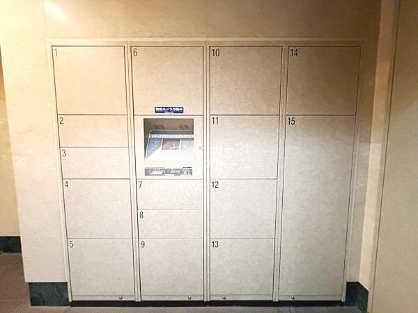 日中留守にしがちな共働きのご家庭にも嬉しい宅配ボックス付き！時間指定なしでいつでも荷物が受け取れるので、再配達も不要になるとても便利な設備です。