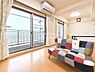 リビング/ダイニング：室内を白×茶でまとめたリビング・ダイニング。南西側に設けたワイド・ウインドウから陽光が差し込む明るく開放的なリビングで、ご家族が自然と集まる憩いの空間をご提供します！※AI加工で家財道具を消しています