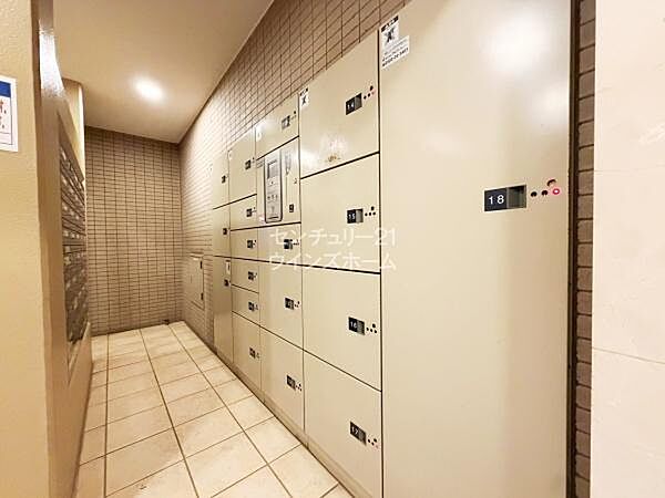 日中留守にしがちな共働きのご家庭にも嬉しい宅配ボックス付き！時間指定なしでいつでも荷物が受け取れるので、再配達も不要になるとても便利な設備です！