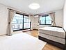 洋室：主寝室は12帖あるので大きいベッドやドレッサーも置けますよ！2面採光の角部屋設計なので明るい陽光が差し込み、心地よい風が通り抜けます！