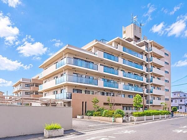 東武伊勢崎線「草加」駅からバスで10分の穏やかなエリア。バス停までは徒歩2分と近く、天気が悪い日や夜暗い日も安心で便利な立地です！保育施設や小学校が徒歩10分以内と子育て環境にも恵まれています。