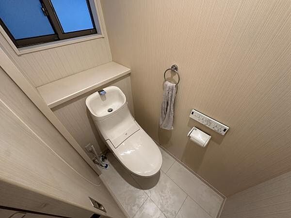 トイレは温水洗浄機能搭載なので、ボタン一つで心地良い温水での素早い洗浄が可能です！トイレットペーパーの節約にもなりますね！暖房便座で寒い冬もヒヤッとせずあたたかです。