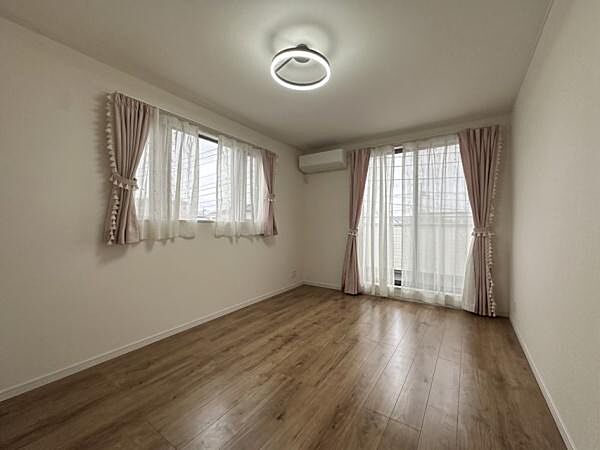 全居室に収納を完備した充実の間取り仕様！お部屋の整理整頓ができて居住スペースを広く確保できるので、ゆったりと過ごせる快適なプライベート空間です。※AI加工で家財道具を消しています
