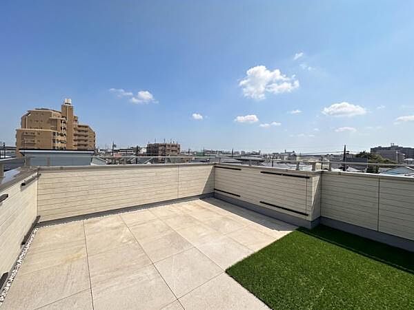 屋根部分をフラットな屋上庭園にした「プラスワンリビング」のある住まい。パノラマビューで開放感の高いアウトドアリビング空間です！