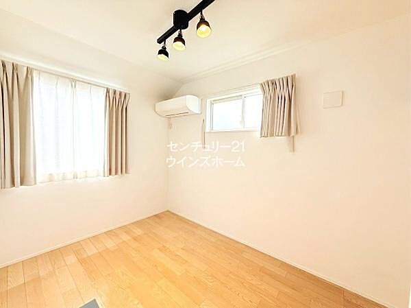 室内を白×茶でまとめた住み手の感性が映えるシンプルモダンな洋室。こちらのお部屋は2面採光なので、明るい陽光が差し込み、心地よい風が通り抜けます。※CGで家財道具を消しています