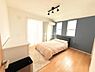 洋室：主寝室は7帖のゆとりある居住空間を確保しました！壁の一部をアクセントクロスにしたおしゃれな空間となっています。※CGで家財道具を消しています