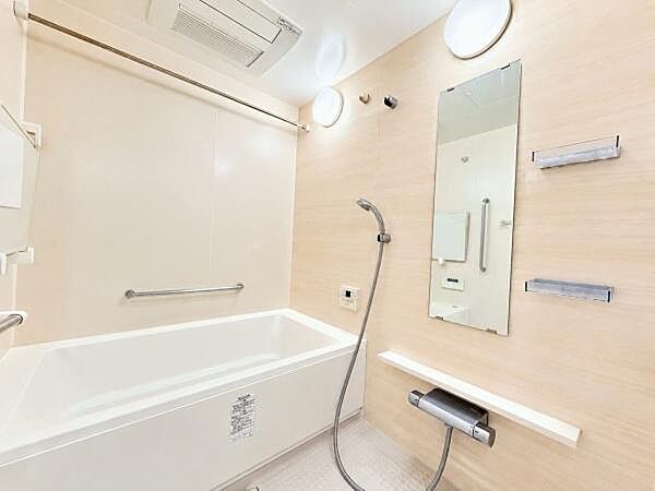 心と身体をリフレッシュできるバスルーム。追い焚き機能付きなので最後に入る方にも快適なバスタイムをご提供します！さらにミストサウナ機能付きの浴室暖房乾燥機を完備しているのでお家エステが楽しめます！