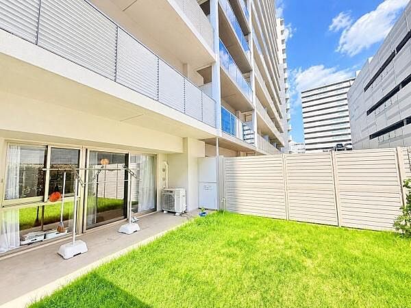 居住者様のみが使える専用庭+テラス付きプラン！週末の朝食をピクニック気分で楽しんだり、ガーデニングやプチ家庭菜園をしてみたりと、楽しみ方無限大の贅沢空間となっています。