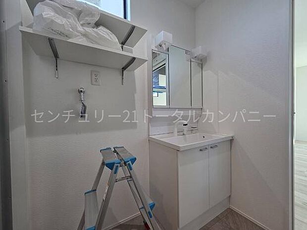 吊り棚を設置し、普段使いする洗剤やタオル等をストックできます。