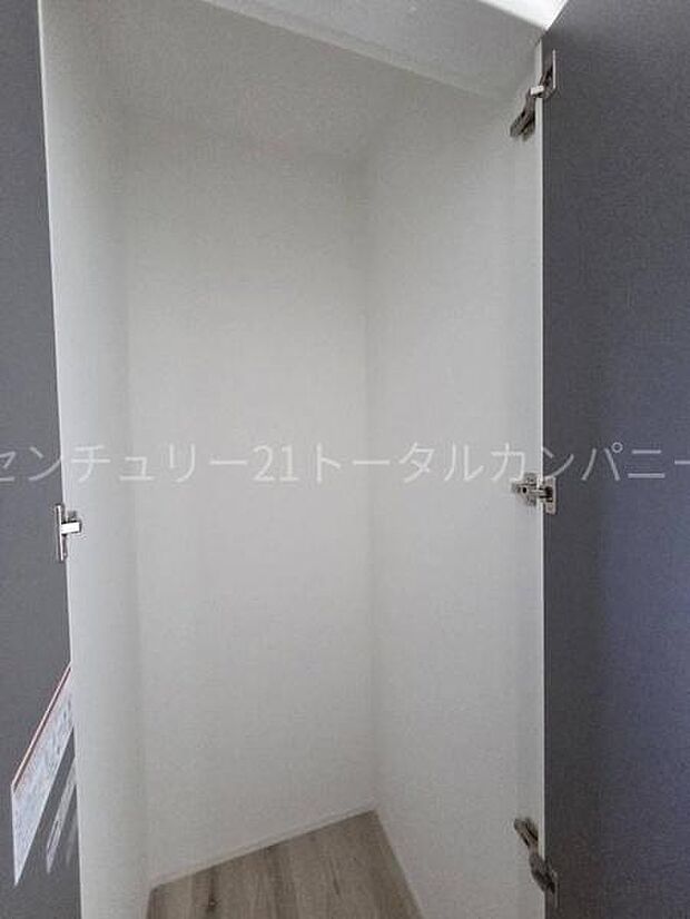 2F通路奥にも収納を設けました。