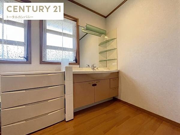 【洗面・脱衣所】ゆとりのある洗面・脱衣所です。収納棚も充分におけるスペースがあります。窓もあり、明るく換気もしやすいです。※AI画像生成により室内の荷物をなくしています。
