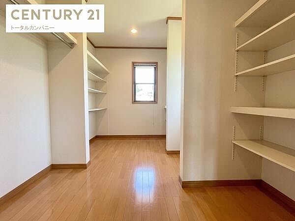 【2F 納戸】10帖の洋室と隣接する5.2帖の納戸。収納力豊富でWICとしても使用できます。仕事や趣味のお部屋としても活用可能。※AI画像生成により室内の荷物をなくしています。