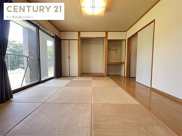 【1F 和室】リビングと隣接する8帖の和室です。収納、床の間もあり使い勝手も良いです。廊下にも抜けられ動線も考えられています。※AI画像生成により室内の荷物をなくしています。