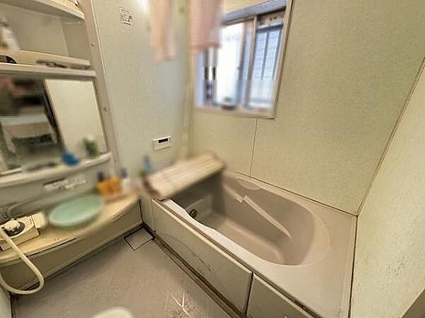 浴室には窓がある為換気がしやすいです！
