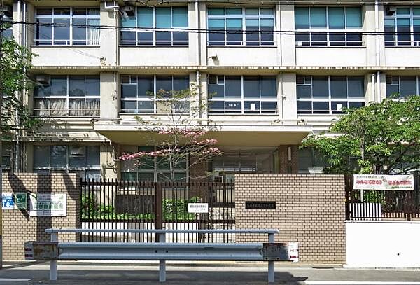 大阪市立南津守小学校まで620m