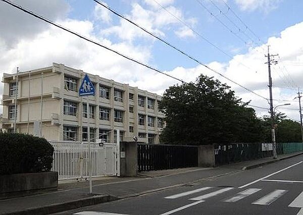 羽曳野市立埴生南小学校まで890m