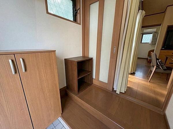 玄関：生成AIにより家具等撤去しております