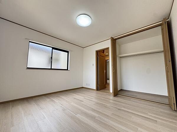 明るい洋室のお部屋です！