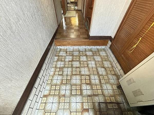 玄関：生成AIにより家具等撤去しております
