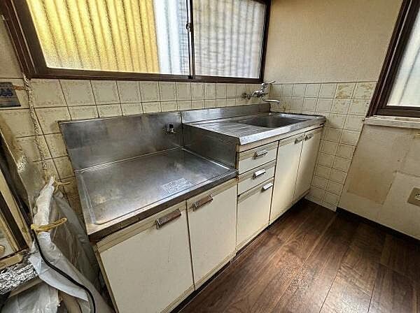 キッチン：生成AIにより家具等撤去しております