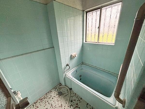 浴室には窓がある為換気がしやすいです！