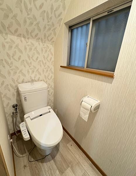 窓付きのトイレです！
