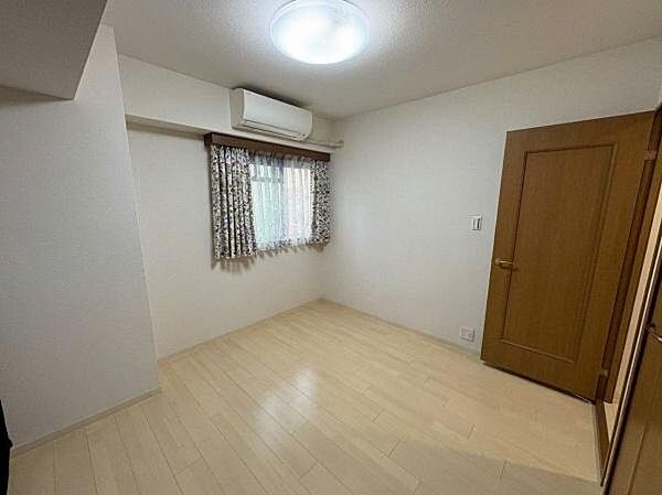 洋室のお部屋です！※室内写真は生成AIにより家具等撤去しております